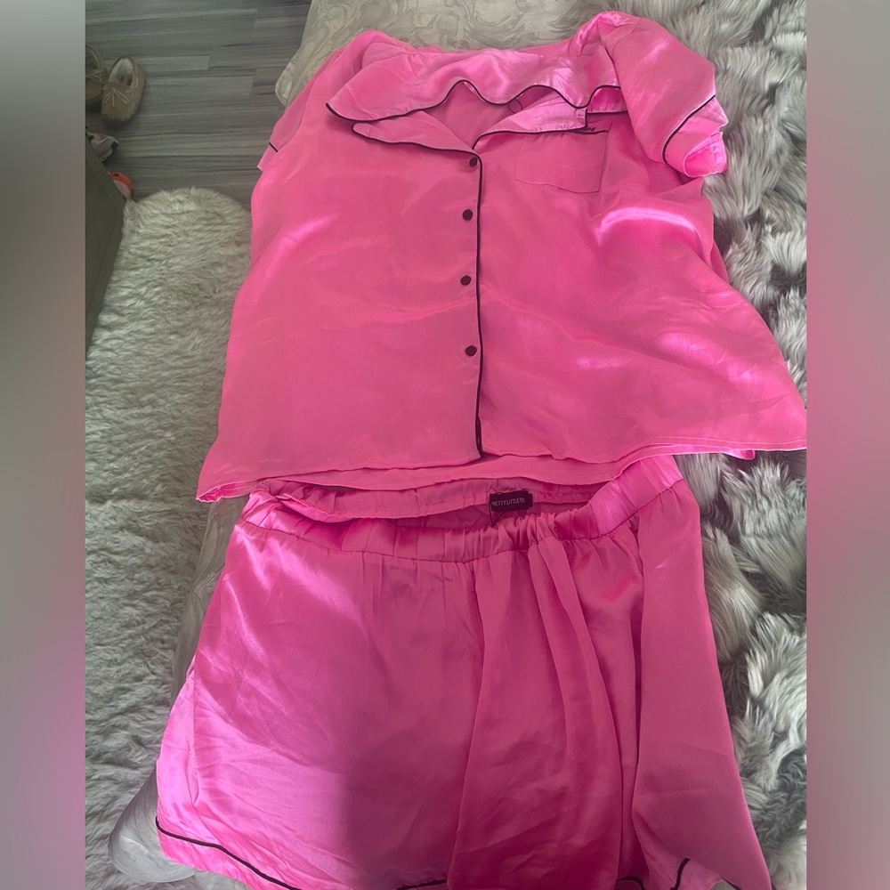 NWOT PRETTY LITTLE THINGS PINK SATIN PJS SIZE LARGE